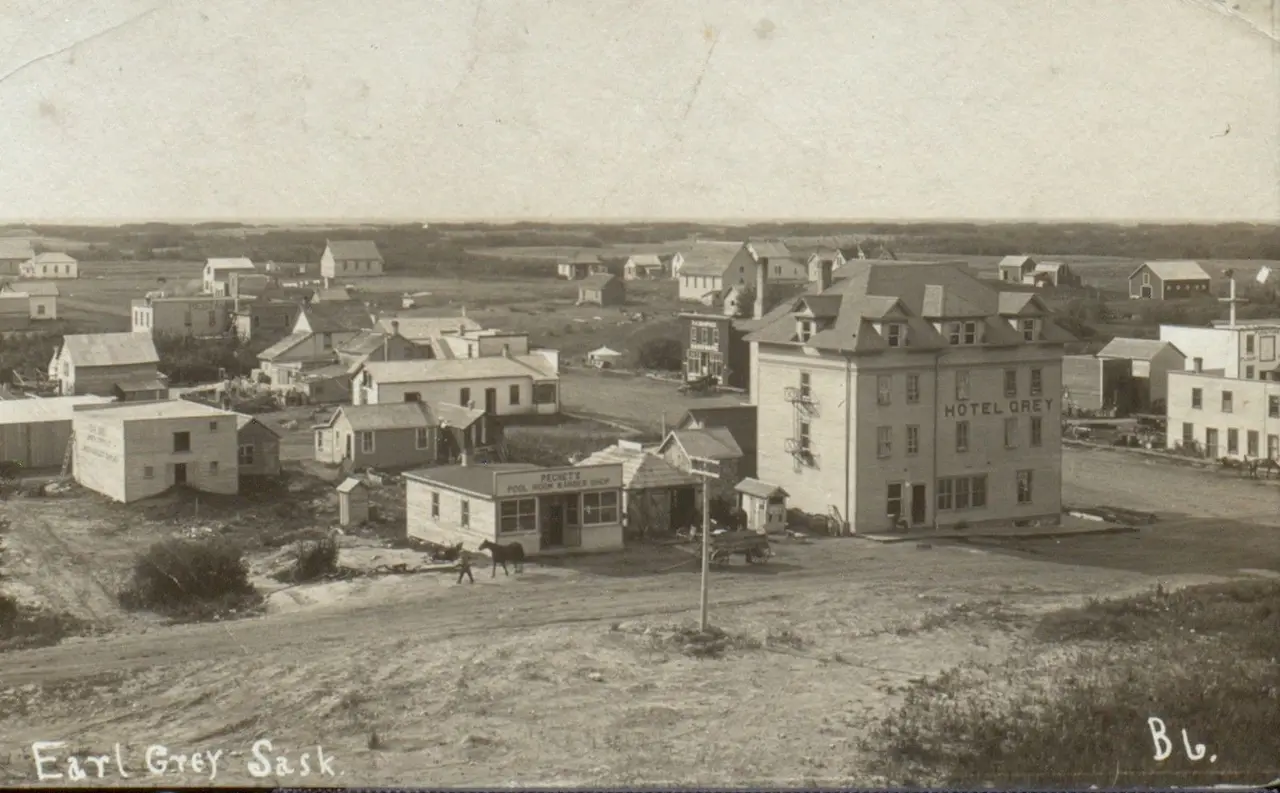 Earl Grey, Sask. from above, with Hotel Grey, about 1910
